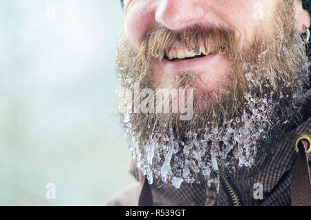 Beard dans les glaçons. Partie du visage d'un jeune homme dans un veston brun. Concept de sports d'hiver à l'air libre. Banque D'Images