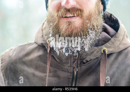Beard dans les glaçons. Partie du visage d'un jeune homme dans un veston brun. Concept de sports d'hiver à l'air libre. Banque D'Images
