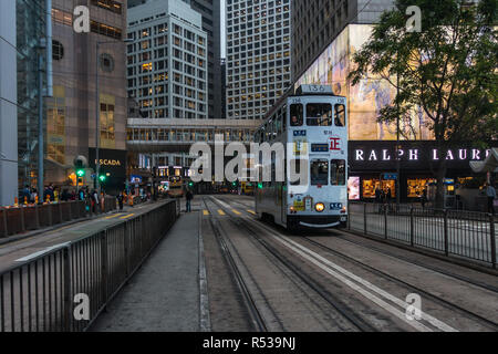 Un tramway à impériale (également connu sous le nom de ding ding) dans Des Voeux Road Central à statut Square. Hong Kong, Janvier 2018 Banque D'Images