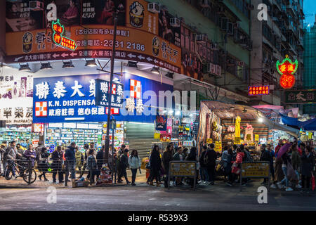 Nathan Road à Mong Kok, à la fin de l'après-midi, pleine de gens, les vendeurs de rue et de néon-courts de boutiques. Hong Kong, Kowloon, Janvier 2018 Banque D'Images