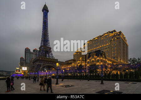 Les touristes se promener en face de l'hôtel et casino Macao Parisien, avec une échelle de demi-tour Eiffel. Macao, Janvier 2018 Banque D'Images