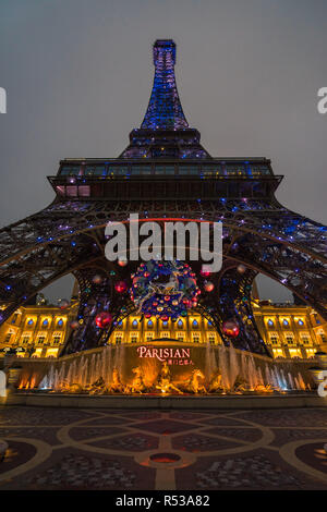 Grand angle de visualisation de nuit sous la Tour Eiffel de Macao avec décoration de Noël. Macao, Janvier 2018 Banque D'Images