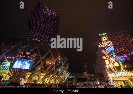 Nuit paysage urbain avec grand angle et Grand Lisboa Lisboa casino à Macao, la capitale du jeu en Asie. Macao, Janvier 2018 Banque D'Images