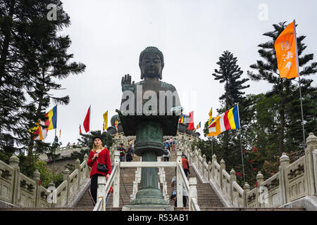 Les touristes à marcher sur le Tian Tan Buddha, (Grand Bouddha),a 34 mètres de la statue de Bouddha situé dans l'île de Lantau. Hong Kong, Janvier 2018 Banque D'Images