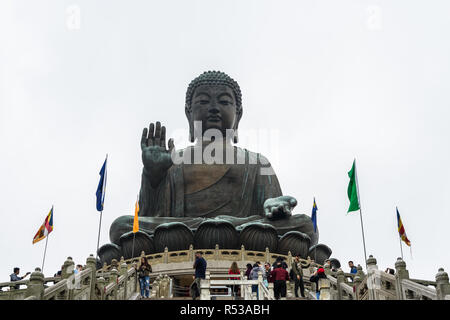 Tian Tan Buddha est l'un des plus hauts du Bouddha de bronze et une des attractions les plus populaires de Hong Kong Banque D'Images