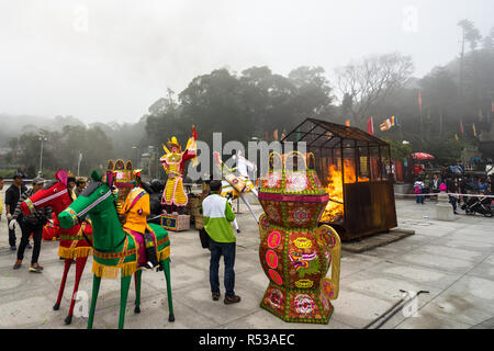 En vertu de la cérémonie rituelle Tian Tan Buddha. Hong Kong, l'île de Lantau, Janvier 2018 Banque D'Images