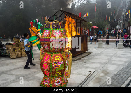 En vertu de la cérémonie rituelle Tian Tan Buddha. Hong Kong, l'île de Lantau, Janvier 2018 Banque D'Images