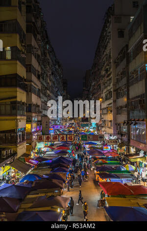 Vue de la nuit de Fa Yuen Street market dans la région de Mong Kok. Les marchés de Hong Kong sont une des plus grande attraction touristique de la ville, Hong Kong, Kowloon Banque D'Images