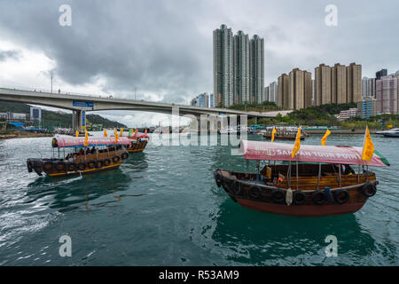 Voir d'Aberdeen Harbour dans une journée avec overcat sampans, un chinois traditionnels bateaux en bois. Aberdeen, Hong Kong Island, Hong Kong, Janvier 2018 Banque D'Images