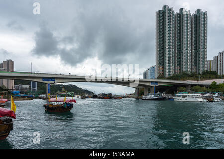 Voir d'Aberdeen Harbour à sampans, un chinois traditionnels bateaux en bois. Aberdeen, Hong Kong Island, Hong Kong, Janvier 2018 Banque D'Images