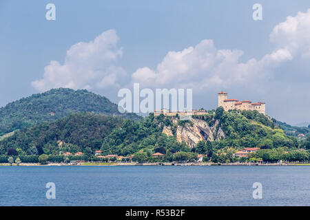 Arona, Italie, le 12 juillet 2013 : Vue de la forteresse Rocca Angera sur le Lac Majeur. Banque D'Images