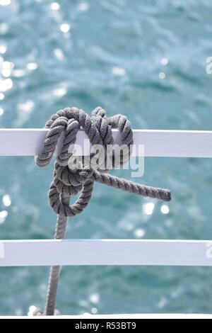 Sailor's knot sur la balustrade avec mer turquoise en arrière-plan Banque D'Images