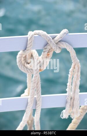 Sailor's knot sur la balustrade avec mer turquoise en arrière-plan Banque D'Images