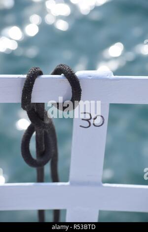 Sailor's knot sur la balustrade avec mer turquoise en arrière-plan Banque D'Images