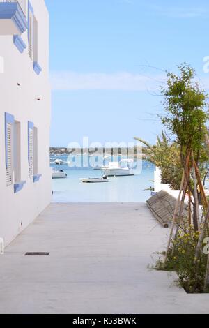 Idyll en méditerranée - voir à travers une ruelle sur une petite baie avec de petits bateaux ancrés Banque D'Images