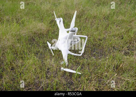 Le drone s'est écrasé. Sale et dans le jus de l'herbe est un quadrocopter. Banque D'Images