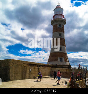 Les gens pêchent près du phare au bout de Roker Pier, Sunderland, Angleterre, Royaume-Uni Banque D'Images