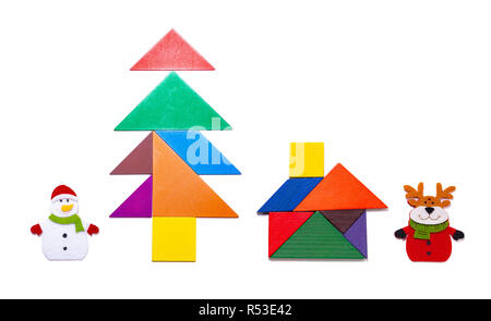 Blocs tangram forme en tant qu'arbre de Noël et maison avec Bonhomme et à proximité de rennes on white Banque D'Images