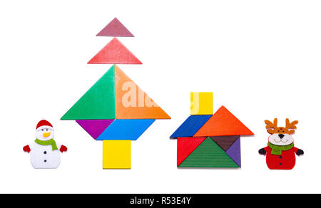 Blocs tangram forme en tant qu'arbre de Noël et maison avec Bonhomme et à proximité de rennes on white Banque D'Images