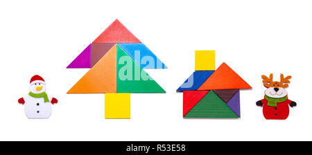 Blocs tangram forme en tant qu'arbre de Noël et maison avec Bonhomme et à proximité de rennes on white Banque D'Images