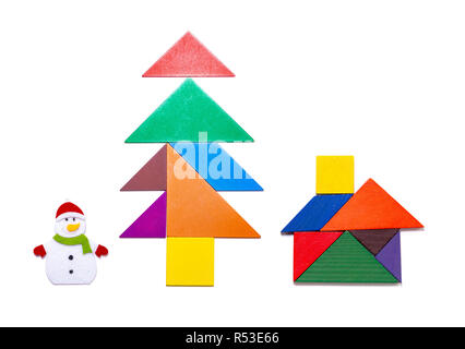 Blocs tangram forme en tant qu'arbre de Noël et maison avec Bonhomme à proximité on white Banque D'Images