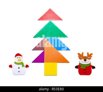 Blocs tangram forme comme arbre de Noël avec Bonhomme et à proximité de rennes on white Banque D'Images