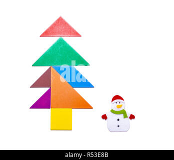 Blocs tangram forme comme arbre de Noël avec le Snowman on white Banque D'Images