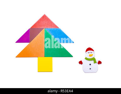 Blocs tangram forme comme arbre de Noël avec le Snowman on white Banque D'Images