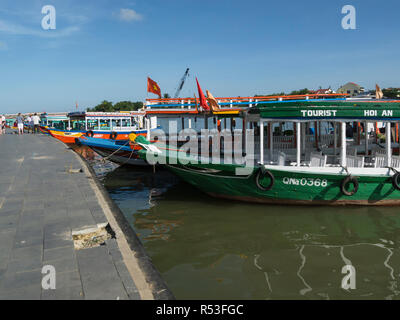 Rangée de sampans vietnamiens amarrés les bateaux de croisière touristique sur la rivière Thu Bon Hoi An Vietnam Asie Banque D'Images