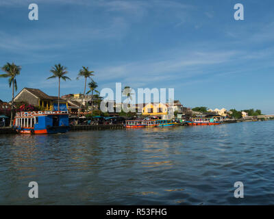 À la recherche de l'autre côté de la rivière Thu Bon d'sampans amarrés devant un marché dans une belle ville ancienne de Hoi An Vietnam Asie Banque D'Images