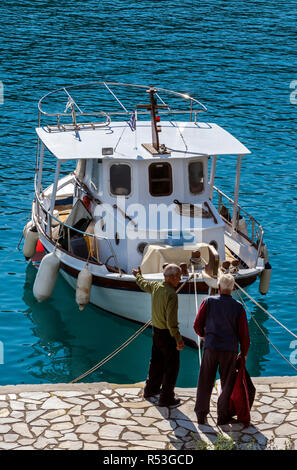 Discussion du port, Petitiri, Alonissos, Sporades du Nord de la Grèce. Banque D'Images