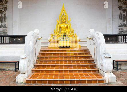 Statue de Bouddha à l'image de temple public à Chiangmai en Thaïlande. Banque D'Images