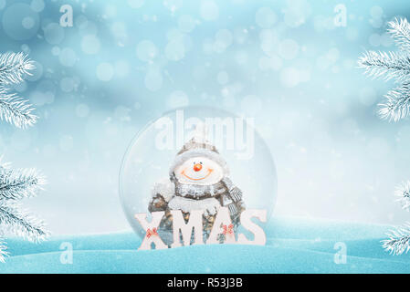 Magic Crystal Ball avec un bonhomme. Lettres de Noël à côté. Espace copie ci-dessus. Lumière et bokeh en arrière-plan. Banque D'Images