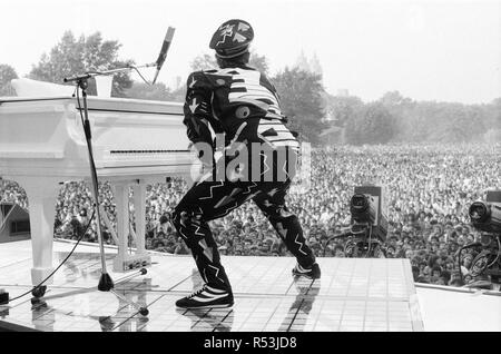 La scène d'Elton John dans Central Park, New York, Amérique. Elton a attiré une foule immense de plus de 400 000 pour le concert gratuit. Avec une liste fixe de plus de 20 chansons, Elton a joué hits comme danseur minuscule , Goodbye Yellow Brick Road , Fusée , liberté , Philadelphie Sorry seems to be the hardest Word Saturday Night's Alright (For Fighting) Little Jeannie Bennie et les Jets imaginer que quelqu'un m'a sauvé la vie ce soir votre chanson mordre la lèvre Photo prise le 13 septembre 1980 Banque D'Images