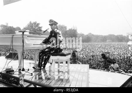 La scène d'Elton John dans Central Park, New York, Amérique. Elton a attiré une foule immense de plus de 400 000 pour le concert gratuit. Avec une liste fixe de plus de 20 chansons, Elton a joué hits comme danseur minuscule , Goodbye Yellow Brick Road , Fusée , liberté , Philadelphie Sorry seems to be the hardest Word Saturday Night's Alright (For Fighting) Little Jeannie Bennie et les Jets imaginer que quelqu'un m'a sauvé la vie ce soir votre chanson mordre la lèvre Photo prise le 13 septembre 1980 Banque D'Images