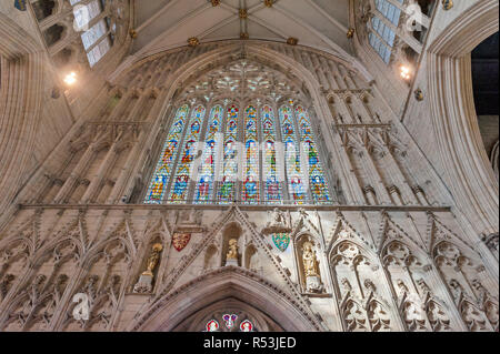 York, Angleterre - Avril 2018 : sur la grande remplages gothique West fenêtre appelée Cœur du Yorkshire, installé à la nef à l'intérieur de la cathédrale de York, Royaume-Uni Banque D'Images