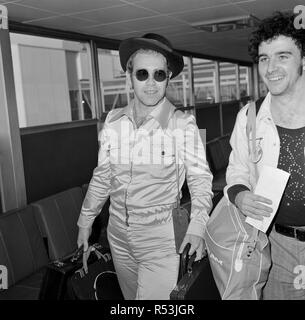 Elton John en arrivant à l'aéroport d'Heathrow, en provenance de Los Angeles. Il a été sur une dizaine de semaines de voyage en Californie. Photo prise le 29 octobre 1973 Banque D'Images