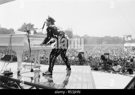 La scène d'Elton John dans Central Park, New York, Amérique. Elton a attiré une foule immense de plus de 400 000 pour le concert gratuit. Avec une liste fixe de plus de 20 chansons, Elton a joué hits comme danseur minuscule , Goodbye Yellow Brick Road , Fusée , liberté , Philadelphie Sorry seems to be the hardest Word Saturday Night's Alright (For Fighting) Little Jeannie Bennie et les Jets imaginer que quelqu'un m'a sauvé la vie ce soir votre chanson mordre la lèvre Photo prise le 13 septembre 1980 Banque D'Images