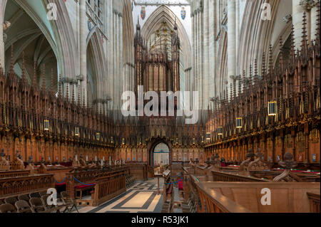 York, Angleterre - Avril 2018 : le choeur avec l'orgue sur l'écran et chœur stalles sculptés à l'intérieur de la cathédrale de York, Royaume-Uni Banque D'Images