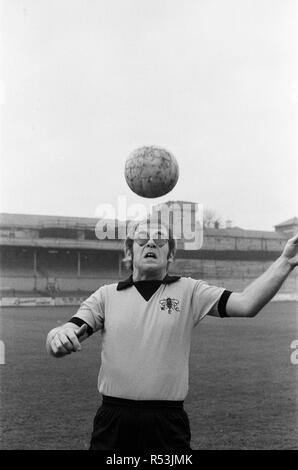 Elton John, tout juste de retour d'une tournée d'Amérique, veut être un directeur de Watford FC. Il a toujours été un fan, et vient d'être faite d'un vice-président. Photographié à Watford de se rencontrer et de former avec les joueurs pour garder la forme. 7e novembre 1973. Banque D'Images