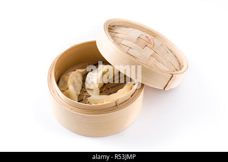 Gyoza ou raviolis vapeur traditionnel servi dans isolé sur fond blanc Banque D'Images