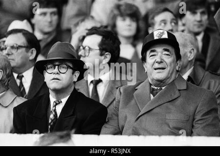 Elton John et Robert Maxwell regardant l'Oxford United v Watford match de football. Score final 1-1. Une Division de la ligue. Elton John avait annoncé jours avant qu'il a été la vente de ses 90  % dans la région de Watford FC holding. 21 novembre 1987. Banque D'Images