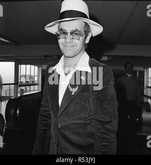 Elton John quitte l'aéroport de Heathrow. Il va à Los Angeles pour le parti d'Elton John's Manager. Photo prise le 9 septembre 1974 Banque D'Images