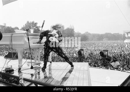 La scène d'Elton John dans Central Park, New York, Amérique. Elton a attiré une foule immense de plus de 400 000 pour le concert gratuit. Avec une liste fixe de plus de 20 chansons, Elton a joué hits comme danseur minuscule , Goodbye Yellow Brick Road , Fusée , liberté , Philadelphie Sorry seems to be the hardest Word Saturday Night's Alright (For Fighting) Little Jeannie Bennie et les Jets imaginer que quelqu'un m'a sauvé la vie ce soir votre chanson mordre la lèvre Photo prise le 13 septembre 1980 Banque D'Images