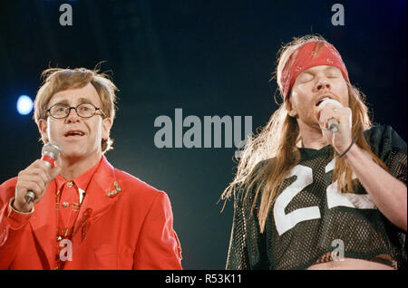 Le Freddie Mercury Tribute Concert pour la sensibilisation au sida s'est tenue au stade de Wembley. Le concert fut un hommage à la vie de la Reine chanteur, Freddie Mercury, au profit de la recherche sur le SIDA. Photographié sur scène sont Elton John et Axl Rose, chanteur du groupe de rock américain Guns N Roses. 20 avril 1992. Banque D'Images