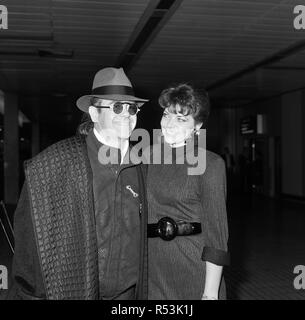 Elton John avec son épouse Renate arrivant de Los Angeles, à l'aéroport de London. 17 octobre 1986. Banque D'Images