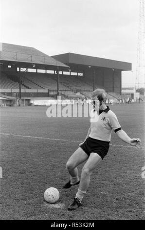 Elton John, tout juste de retour d'une tournée d'Amérique, veut être un directeur de Watford FC. Il a toujours été un fan, et vient d'être faite d'un vice-président. Photographié à Watford de se rencontrer et de former avec les joueurs pour garder la forme. 7e novembre 1973. Banque D'Images