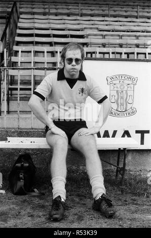 Elton John, tout juste de retour d'une tournée d'Amérique, veut être un directeur de Watford FC. Il a toujours été un fan, et vient d'être faite d'un vice-président. Photographié à Watford de se rencontrer et de former avec les joueurs pour garder la forme. Sur la photo, Elton John un peu bombé, détend pendant la formation. 7e novembre 1973. Banque D'Images