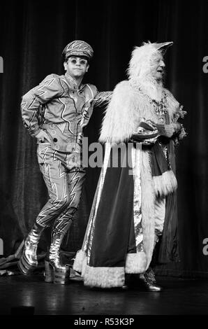 Elton John apporte la maison en bas à un spectacle au Théâtre Royal de Londres. Il a également fait équipe avec Sir John Gielgud pour un duo. Sir John était dans un rôle peu connu - d'Œuf le premier, un roi d'oies. 2e décembre 1984. Banque D'Images