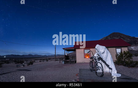 Sculpture installation dans ghost Creepy Rhyolite, Nevada Banque D'Images